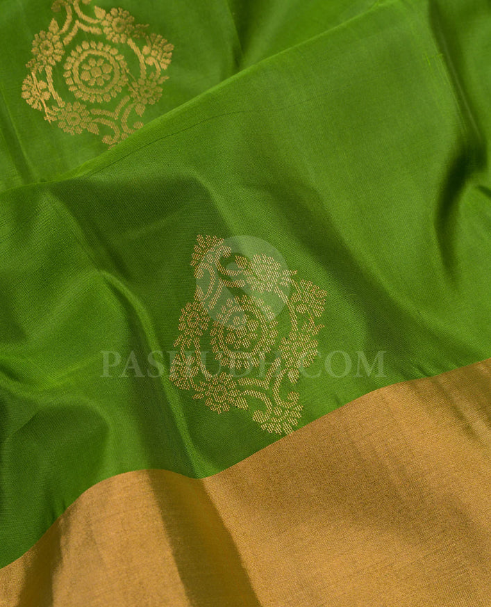 https://pashudh.com/collections/soft-silks-sarees/products/olive-green-and-anandha-blue-soft-silk-saree-ac44