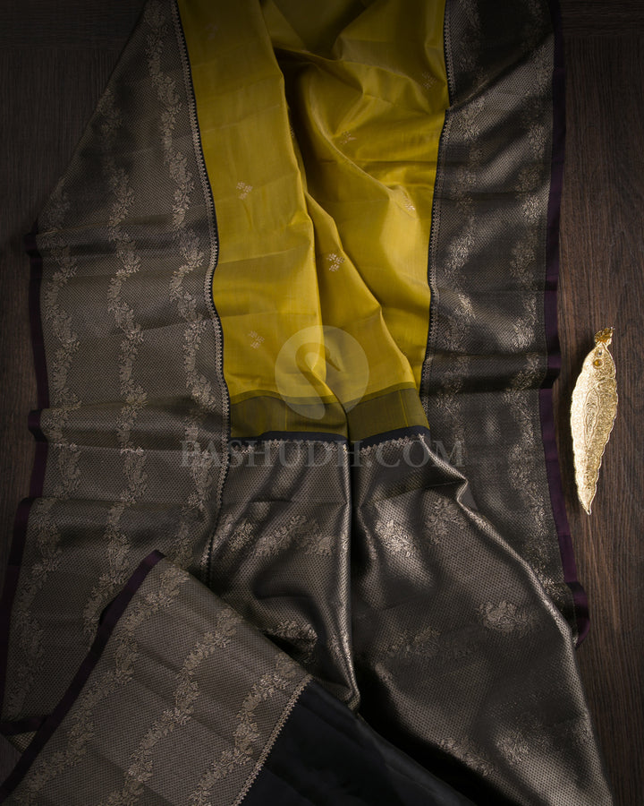 Mehandi Green And Black Kanjivaram Silk Saree - S1147(A) - View 1