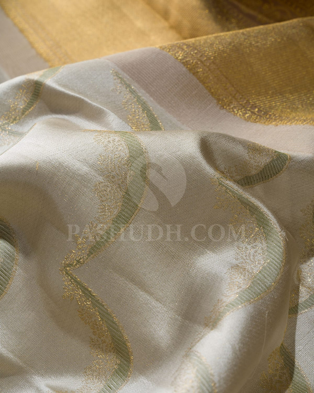 Silver Grey Shimmer With Green Pink Dual Shaded Kanjivaram Silk Saree-D660(A)